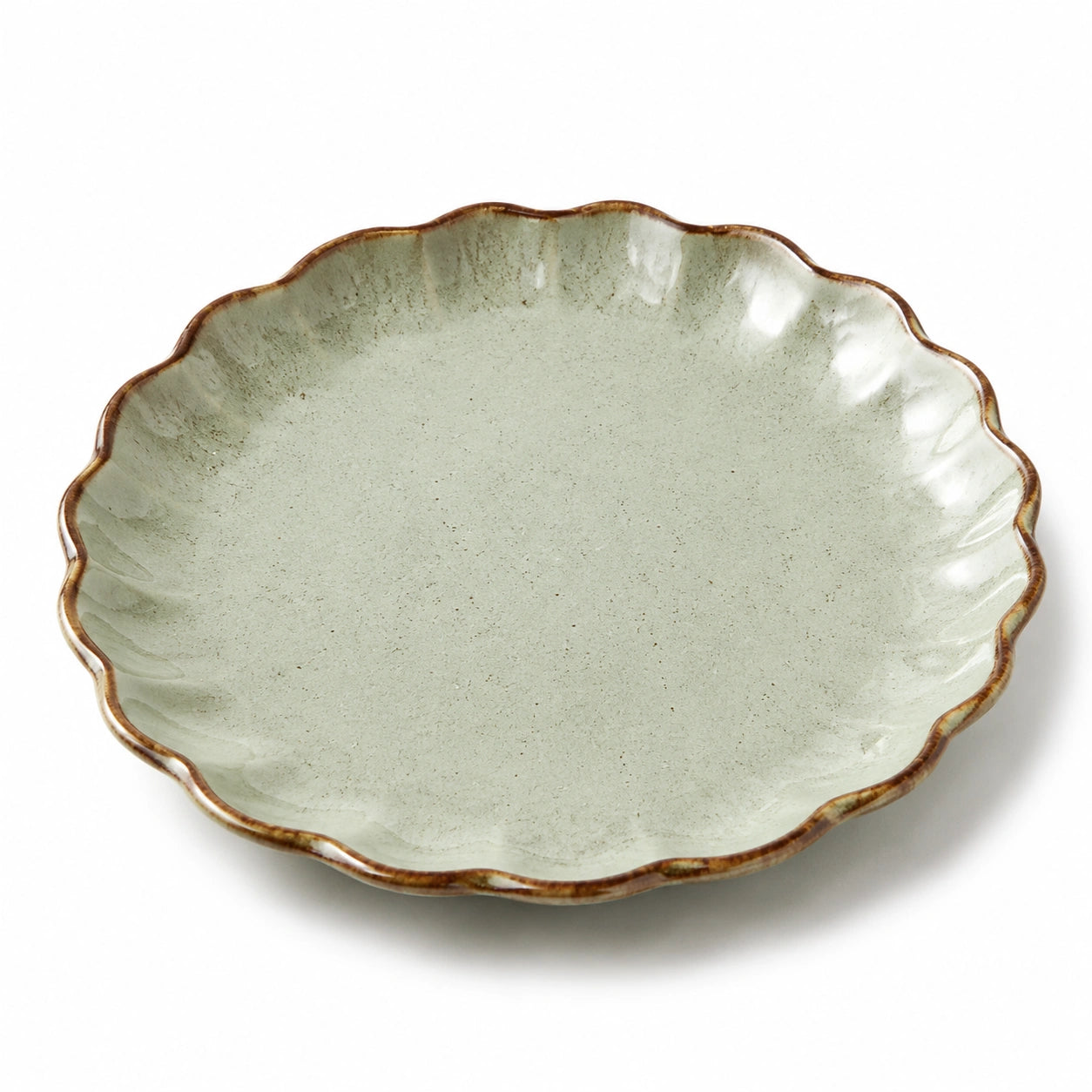 Plat de service 27 cm en céramique vert pâle bord marron forme ondulée